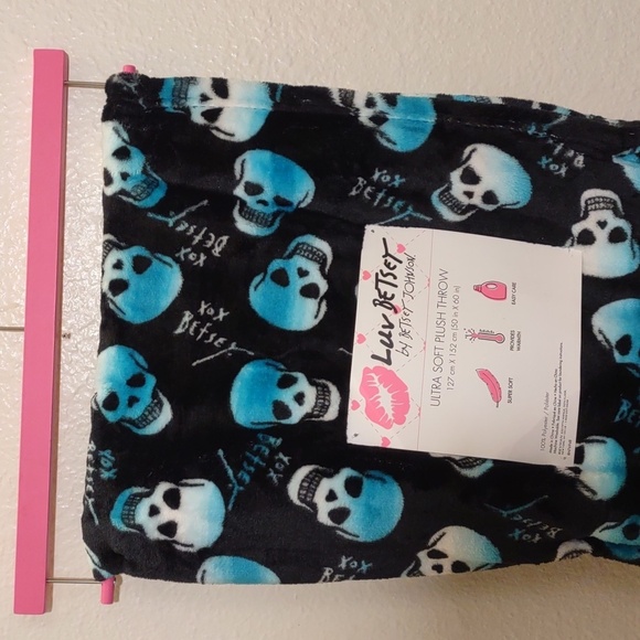 HALLOWEEN SKULL Betsey Johnson plush throw with teal skulls 50X60in - Picture 2 of 7